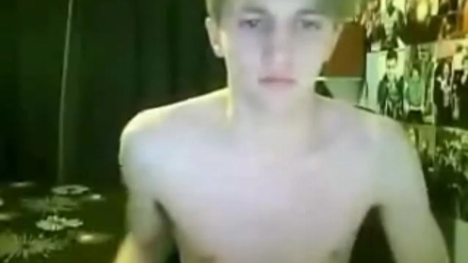 Fiatal srác kényezteti a hatalmas farkát egyedül