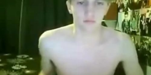 Fiatal srác kényezteti a hatalmas farkát egyedül