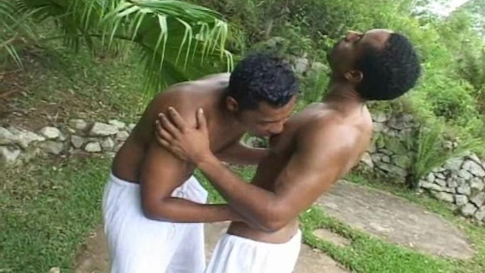 Izmos fekete férfi erdőben meghódítva