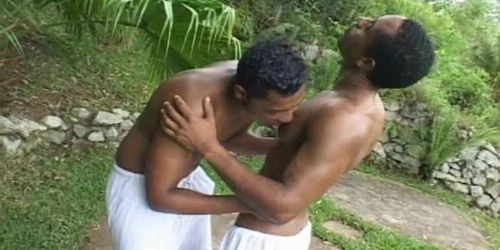 Izmos fekete férfi erdőben meghódítva