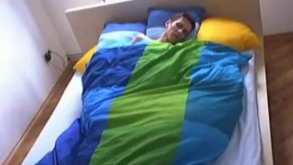 Vékony kamasz reggeli maszturbálással kezdi a napot