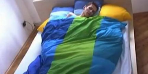 Vékony kamasz reggeli maszturbálással kezdi a napot