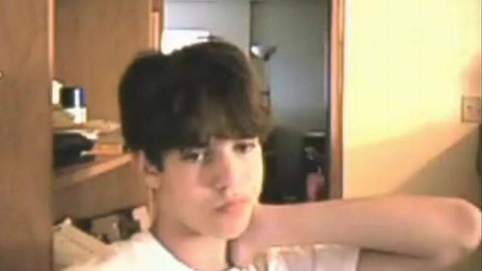 Barna szemű fiú nagy fasszal masztizik