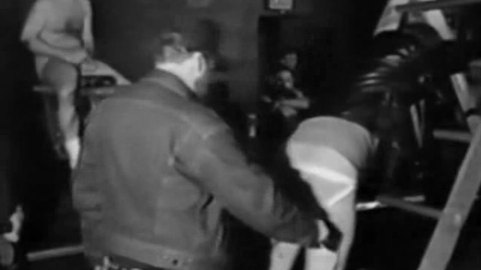 Retró bőr fétis és kemény fenékcsapkodás