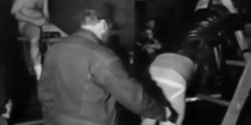 Retró bőr fétis és kemény fenékcsapkodás