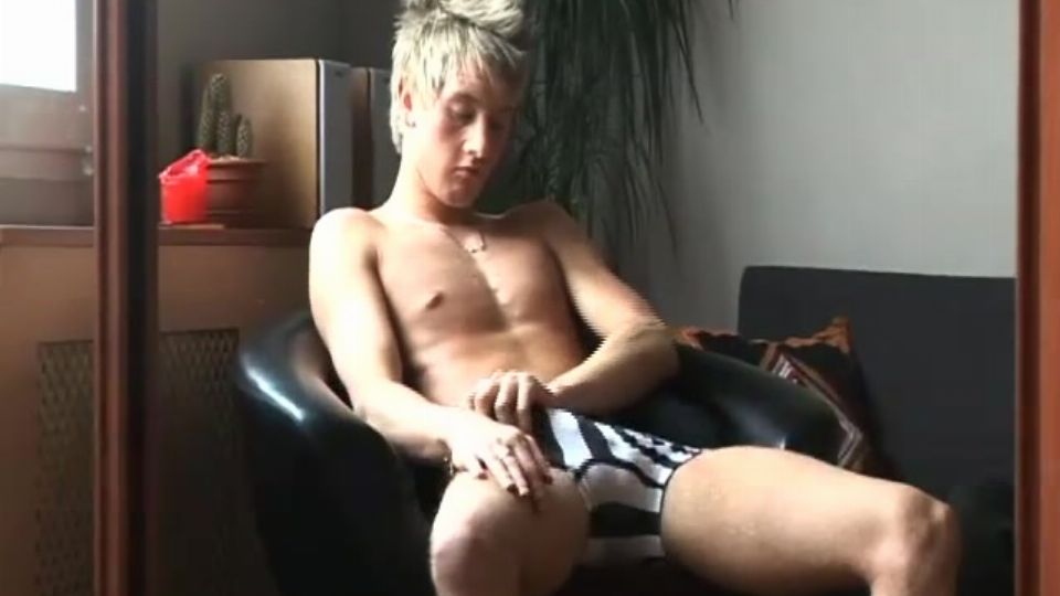 Vékony fiú kemény farkát masztizva élvez el