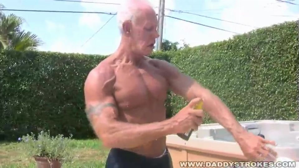 Izmos apuci kényezteti magát a jakuzziban