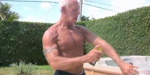 Izmos apuci kényezteti magát a jakuzziban