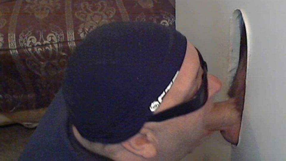 Gloryhole-ban mély torokban nyelt óriási farkat