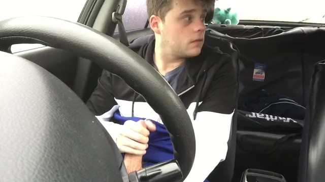 Autóban ülve maszturbált a perverz meleg fiú