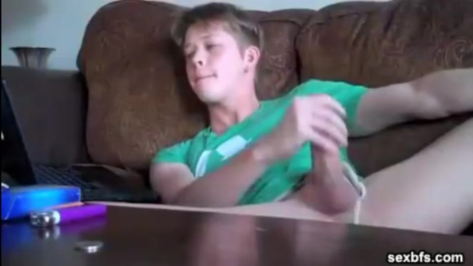 Pierces hasú férfi magányos kényeztetése