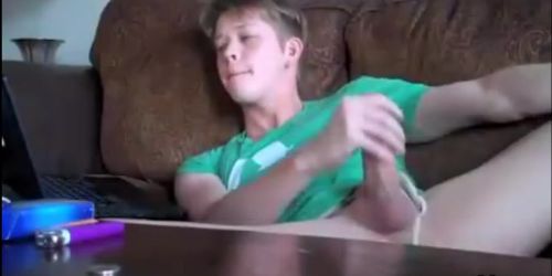 Pierces hasú férfi magányos kényeztetése