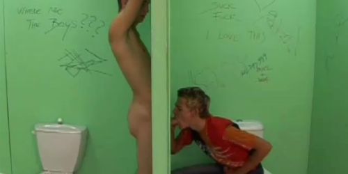 Férfiak közötti szájjal kielégítés a mosdó rejtekében