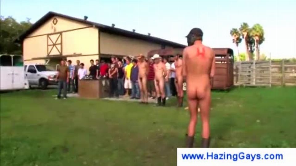 Vibrátorral a seggében izgul a fickó