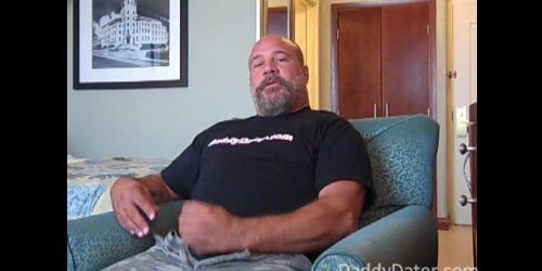 Szőrös izmos apuka kényeztetése