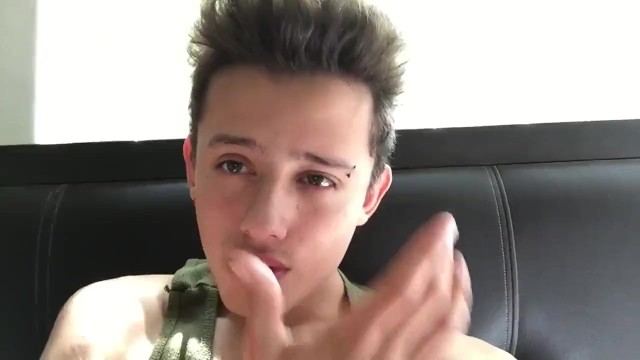 Giovane ragazzo gay si masturba il suo cazzo e il gusto di sperma