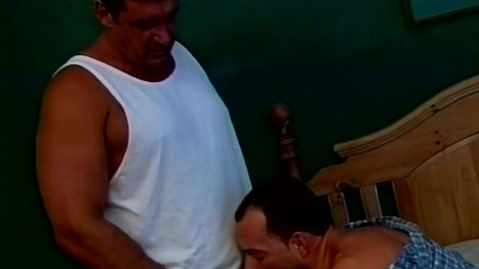 Vastag bajszú medve pasi kiveri a farkát szopáshoz