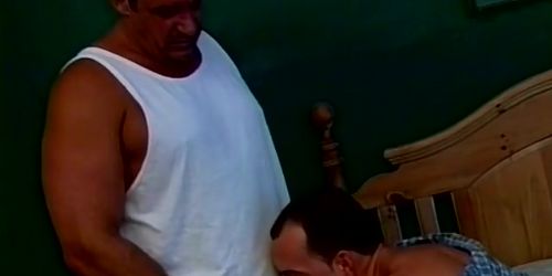 Vastag bajszú medve pasi kiveri a farkát szopáshoz